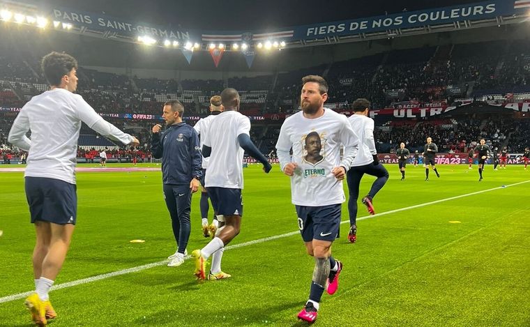 FOTO: Los futbolistas del PSG con la remera en recuerdo de Pelé