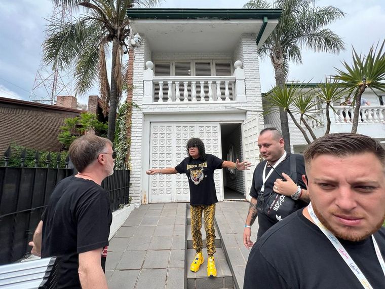 "La Mona" saliendo de su casa.