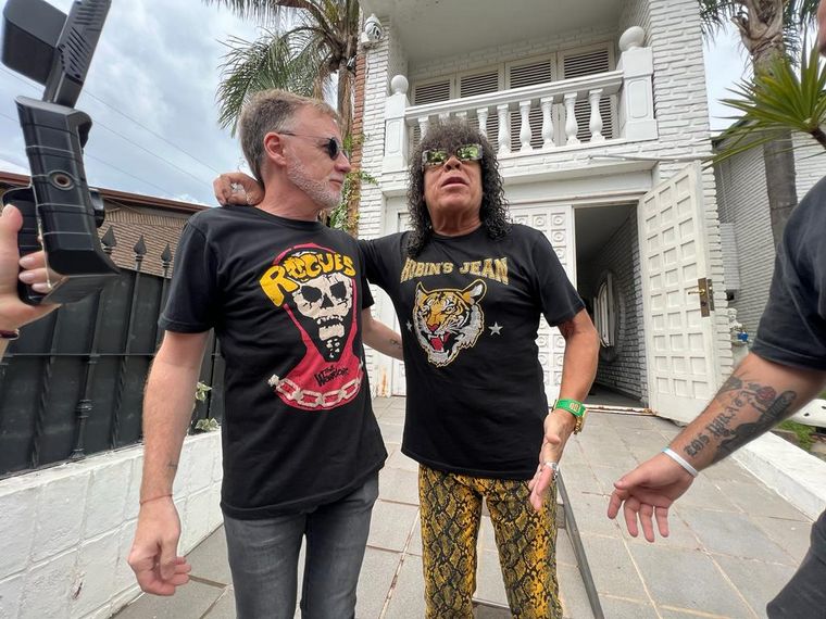 "La Mona" saliendo de su casa.