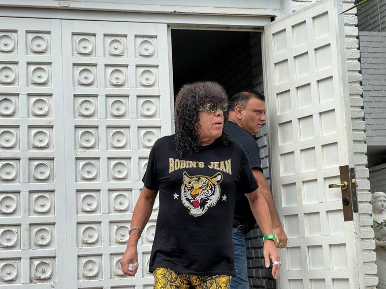 "La Mona" saliendo de su casa.