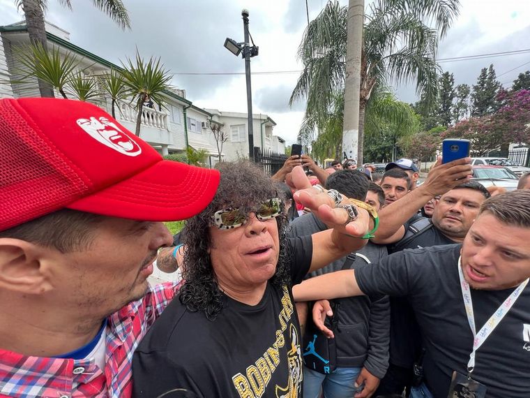 "La Mona" se saluda con su gente.