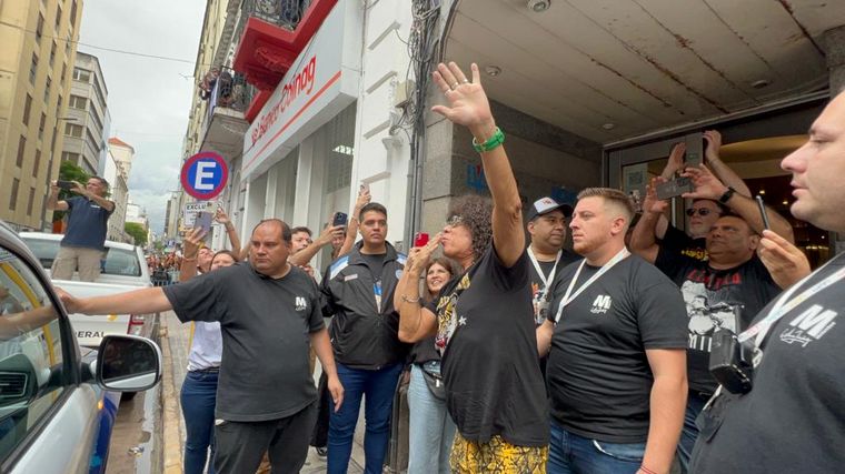La Mona fue recibido por decenas de fanáticos en Cadena 3
