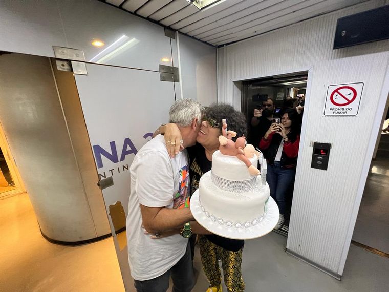 La Mona fue recibido por decenas de fanáticos en Cadena 3