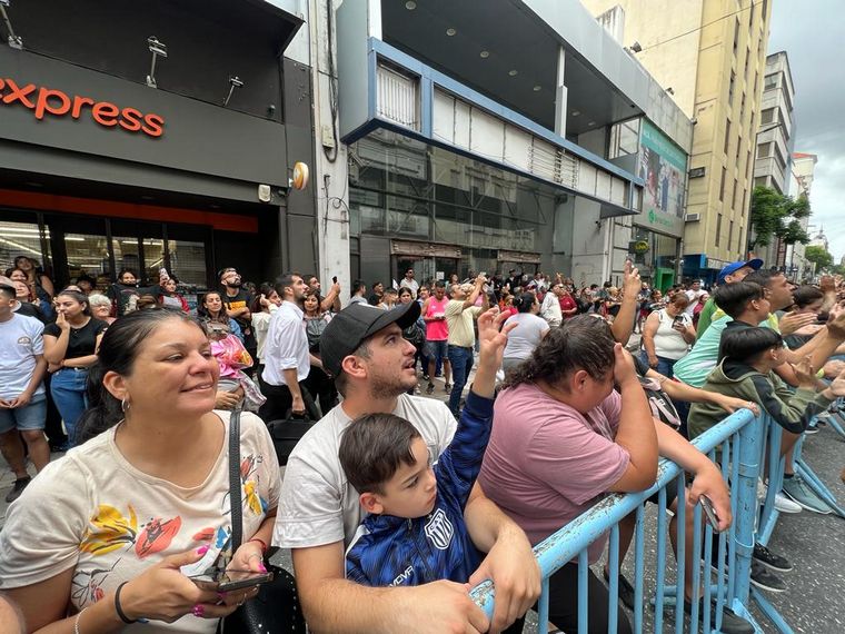 Los fanáticos de La Mona celebrando a su ídolo en Cadena 3
