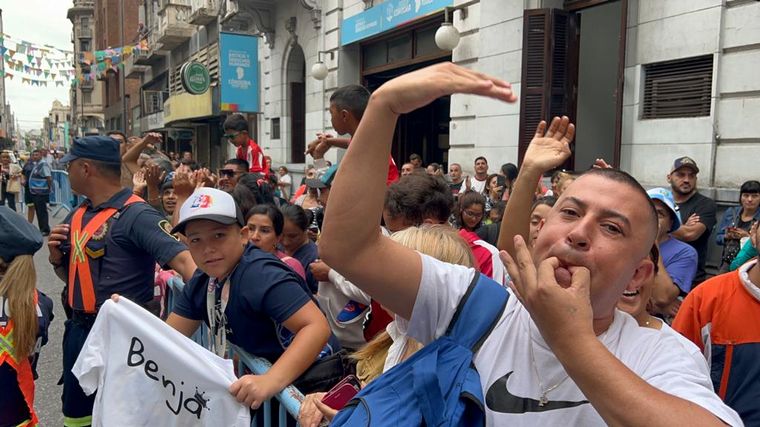 Los fanáticos de La Mona celebrando a su ídolo en Cadena 3