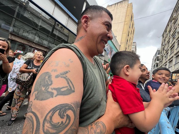 Los fanáticos de La Mona celebrando a su ídolo en Cadena 3