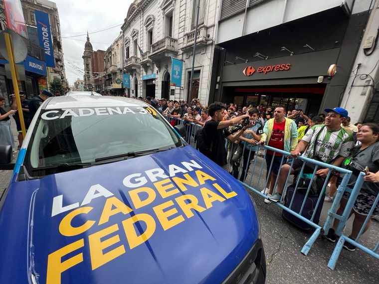 Los fanáticos de La Mona celebrando a su ídolo en Cadena 3