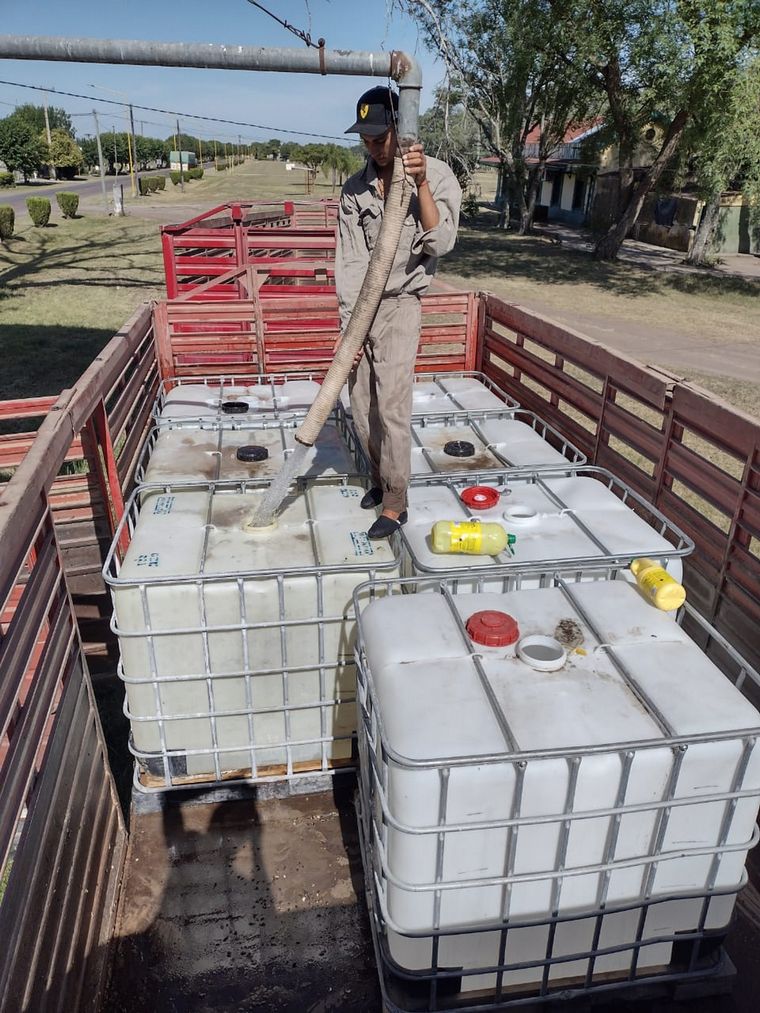 Falta agua. Bidones gigantes para apagar tanta sed. 