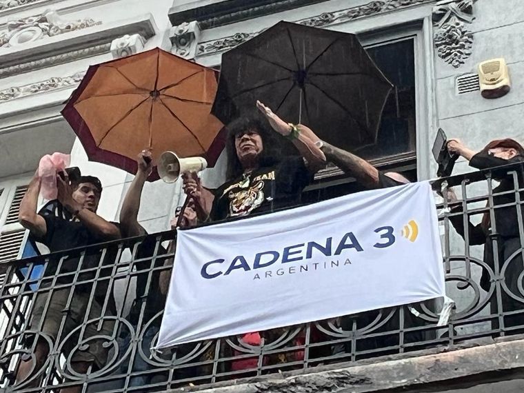 FOTO: La Mona saluda a sus fans desde el balcón de Cadena 3