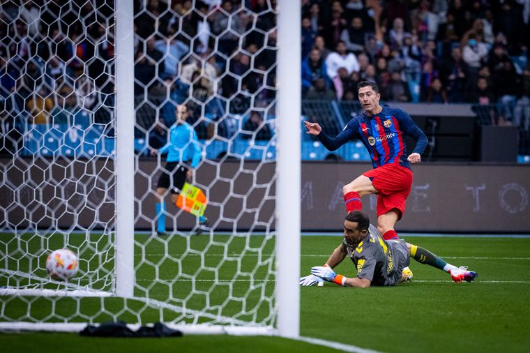 FOTO: Lewandowki marca el primer gol del partido. (Foto: @FCBarcelona)