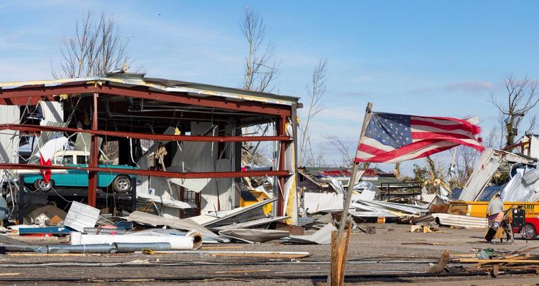 FOTO: Al menos 6 muertos y decenas de heridos por tornados en el centro sur de EE.UU.
