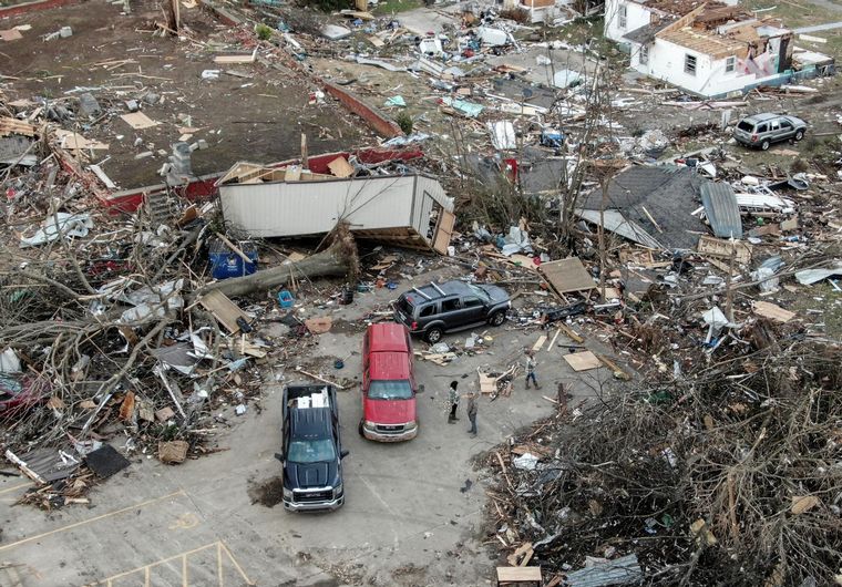 FOTO: Al menos 6 muertos y decenas de heridos por tornados en el centro sur de EE.UU.