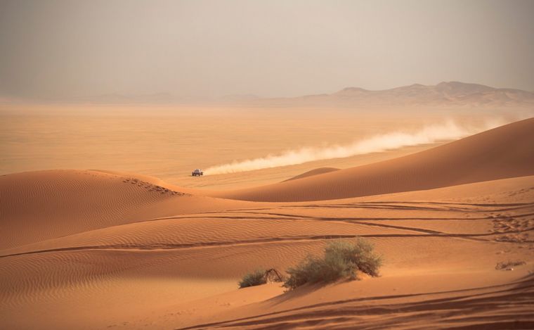 Como el 'correcaminos', Loeb en el desierto para subir al 2° puesto