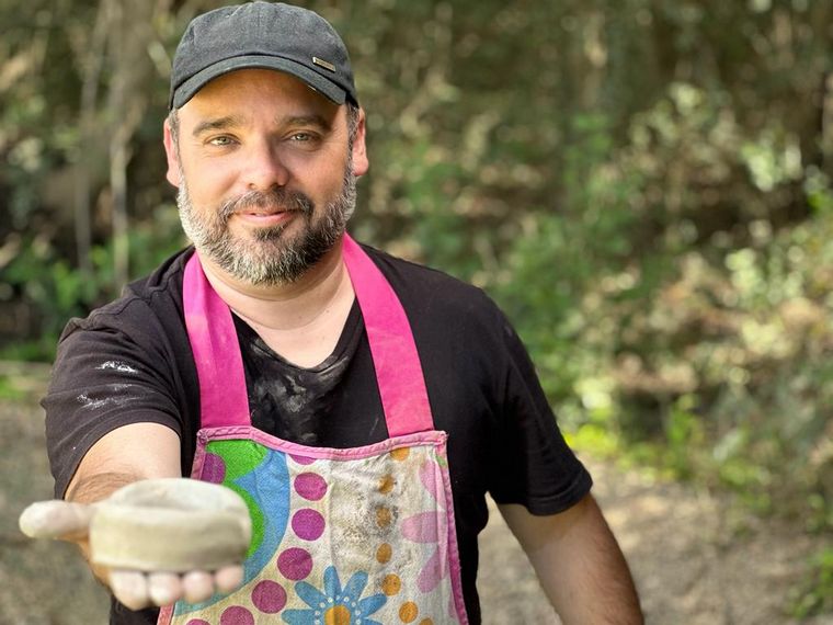 Mati Arrieta se animó a las manualidades en un taller de cerámica.