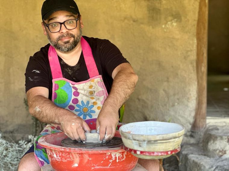 FOTO: Mati Arrieta se animó a las manualidades en un taller de cerámica.