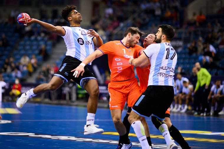 Esta derrota le quitó margen de error en los próximos partidos (FOTO: @CAHandball)
