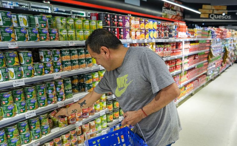 FOTO: El Gobierno autorizó a Camioneros a revisar los precios en los supermercados.