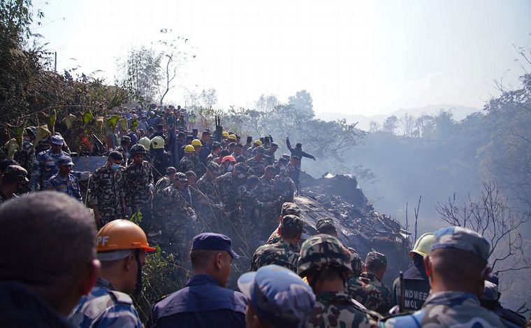 FOTO: Ya son 68 los muertos por el accidente aéreo en Nepal: viajaba una turista argentina.