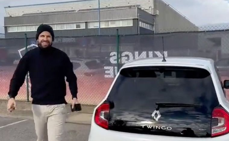FOTO: FOTO: La imagen viral de Piqué conduciendo un auto Twingo