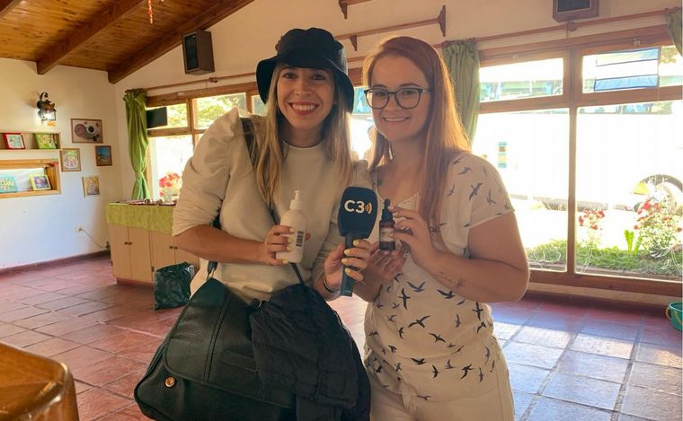 Meli Uliarte con la encargada del local, Morella Jaramillo.