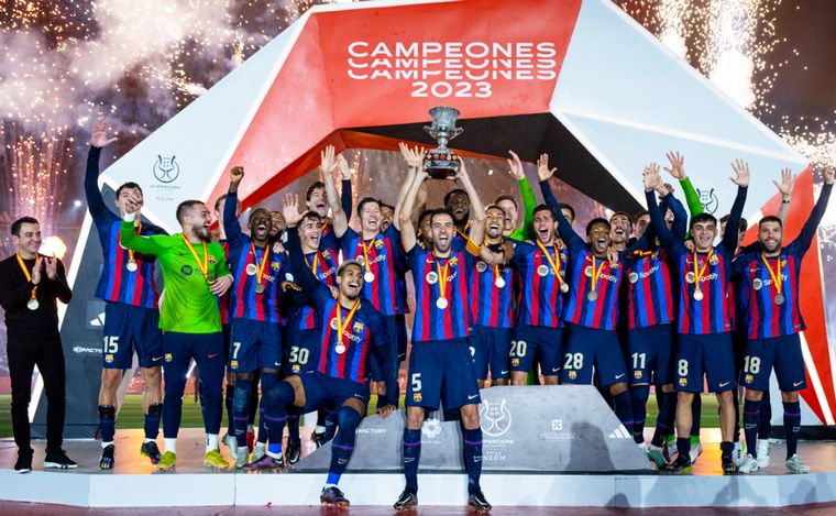 FOTO: Barcelona logró alzar su primer título tras la salida de Messi en 2021. 