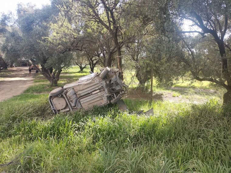 FOTO: Vuelco fatal en Córdoba: una mujer perdió el control de su auto y murió