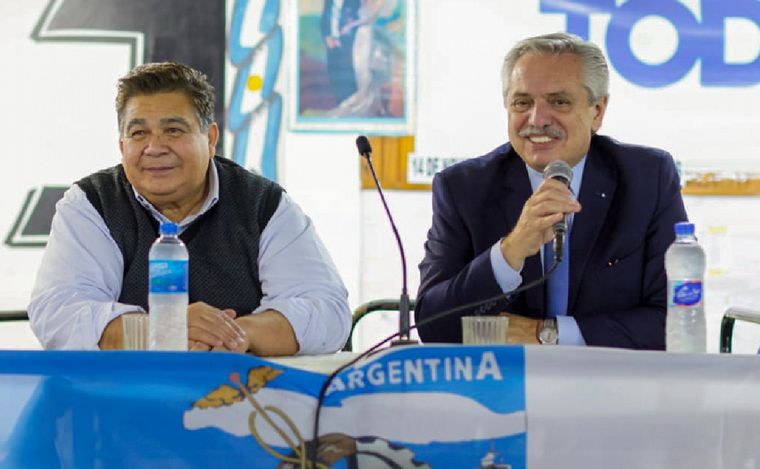 FOTO: El intendente de José C. Paz, Mario Ishii, y Alberto Fernández. (Archivo)