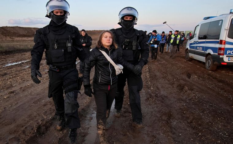 FOTO: Detuvieron a Greta Thunberg en Alemania tras protestar contra una mina de carbón.