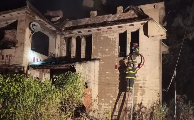 FOTO: Se incendia una casa de grandes dimensiones y abandonada en Rosario.