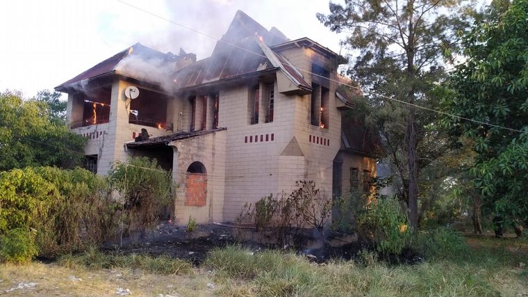 FOTO: Se incendia una casa de grandes dimensiones y abandonada en Rosario.