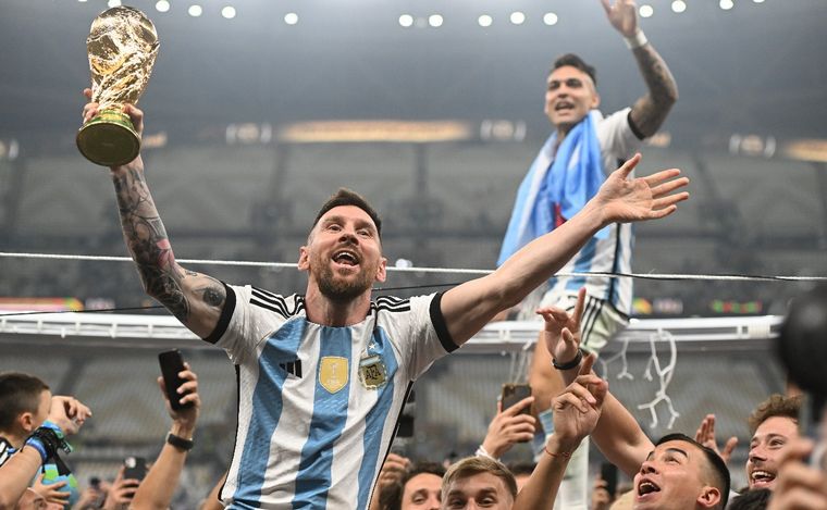 FOTO: La foto que todos queríamos ver: Messi con la Copa.