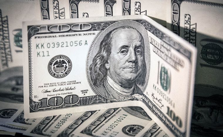 FOTO: El dólar "blue" cerró la semana a $483 en la city porteña. (Foto: NA)
