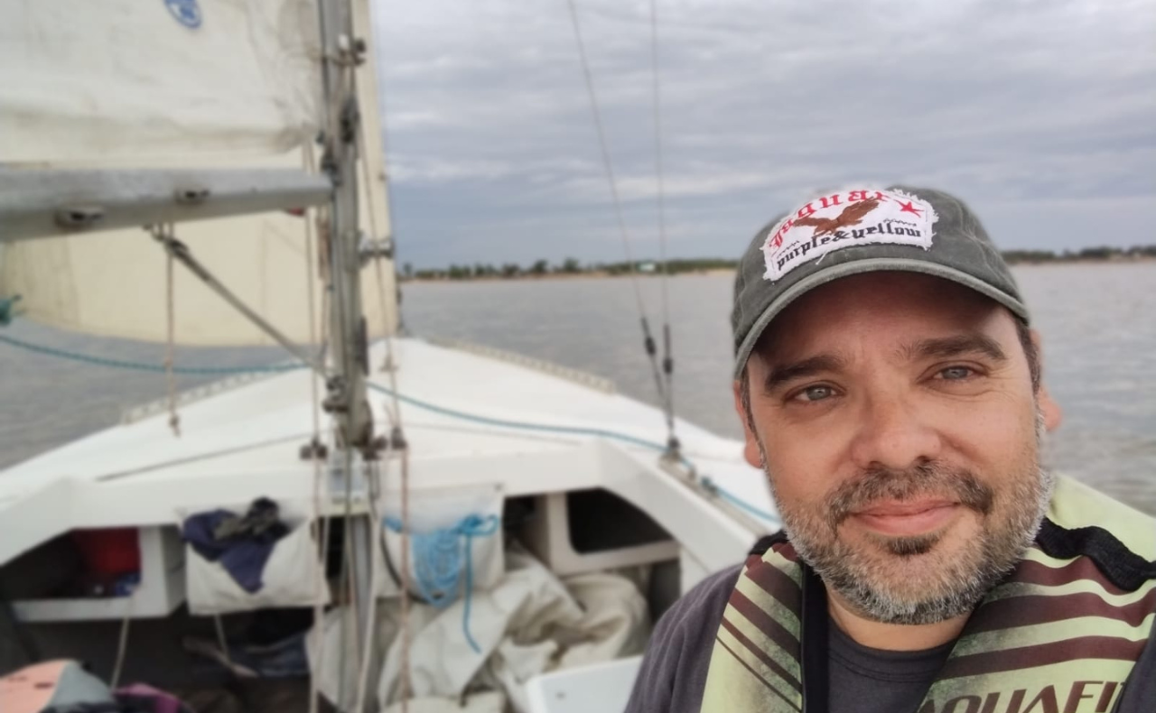 FOTO: Matías Arrieta navegó en velero por el Río Paraná. 