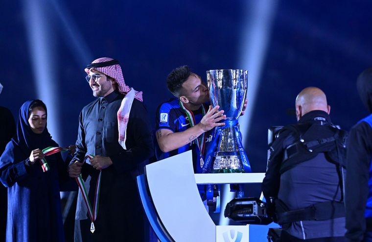 Lautaro Martínez besa la Supercopa, que Inter ganó con un gol suyo. (Foto: @Inter_es)