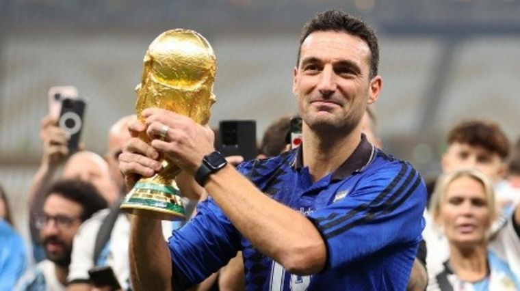 Lionel Scaloni con la Copa del Mundo. (Foto: Getty images)