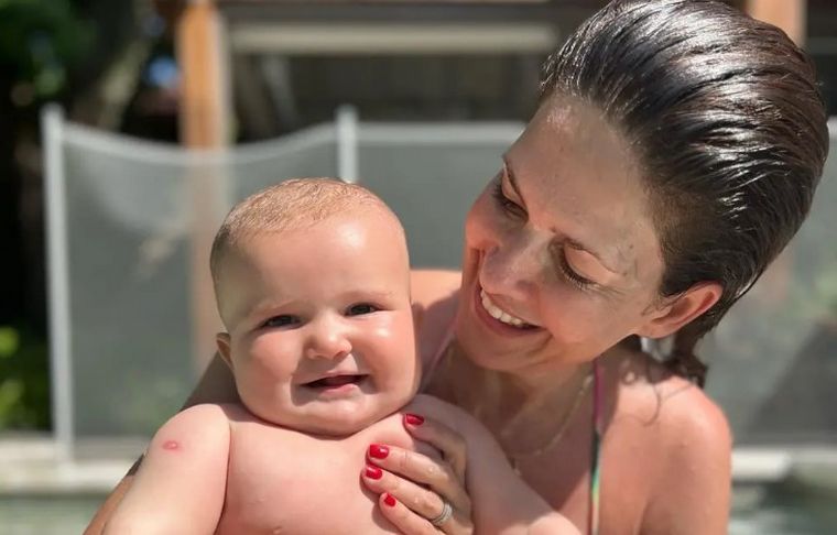 FOTO: La actriz bañaba a su bebé cuando sufrió un fuerte golpe.