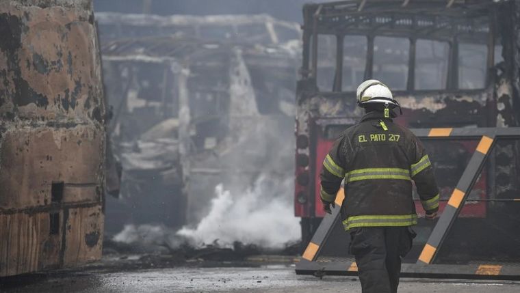 FOTO: Seis detenidos por el feroz incendio en una ex terminal de colectivos
