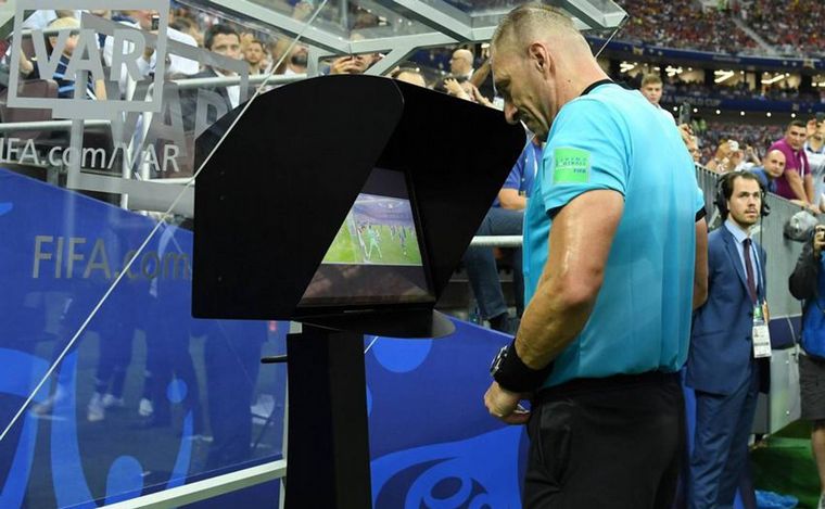 FOTO: Cambio en el VAR: los árbitros explicarán sus decisiones en vivo (Foto: El País).