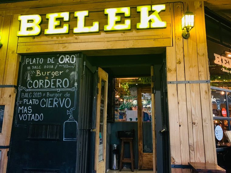 Un lugar para probar las hamburguesas de cordero más famosas de Bariloche.