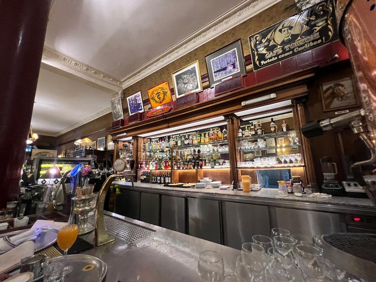 Café Tortoni, el gran refugio de la tradición porteña.