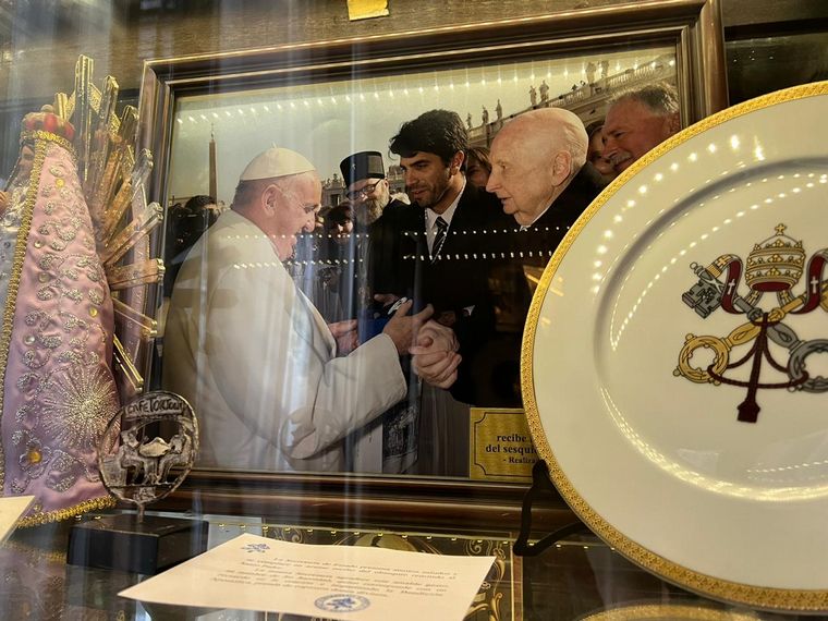 Café Tortoni, el gran refugio de la tradición porteña.