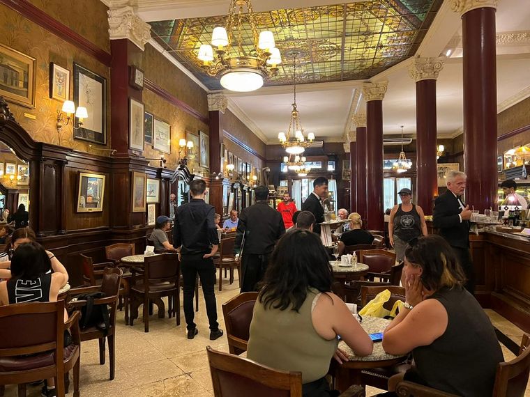 Café Tortoni, el gran refugio de la tradición porteña.