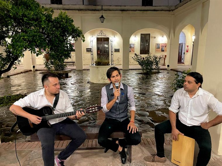 La peñita de Cadena 3 y Córdoba turismo en 100 noches festivaleras