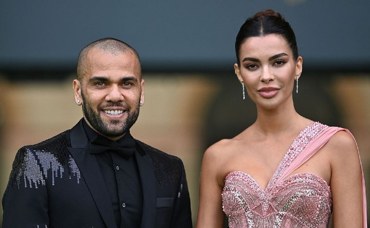 FOTO: Dani Alves y su pareja Joana Sanz. (Foto: AFP)