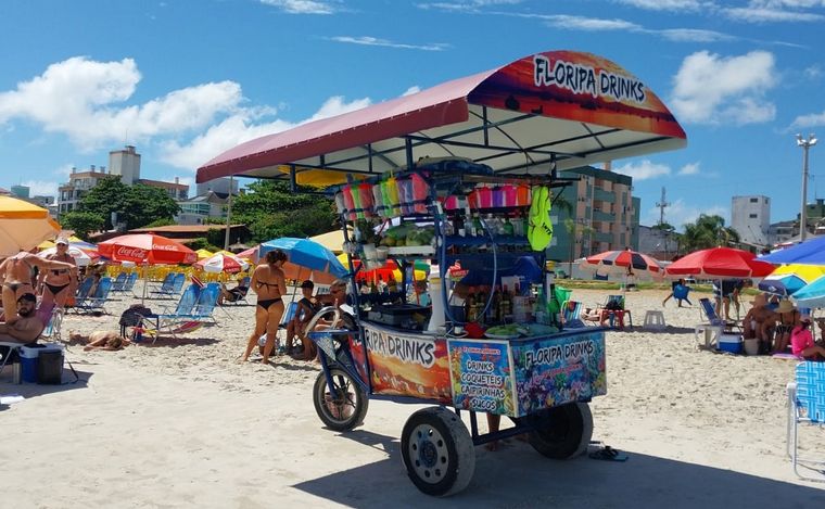Orlando Morales recorrió una Canasvieiras colmada de turistas argentinos.