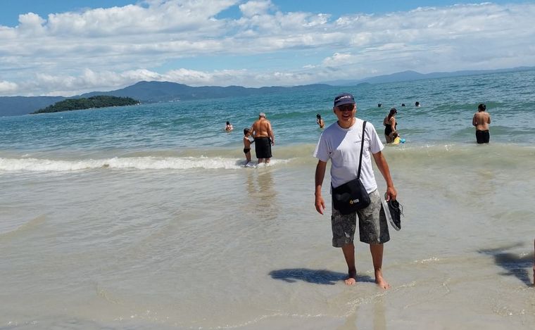 Orlando Morales recorrió una Canasvieiras colmada de turistas argentinos.