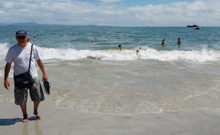 Orlando Morales recorrió una Canasvieiras colmada de turistas argentinos.