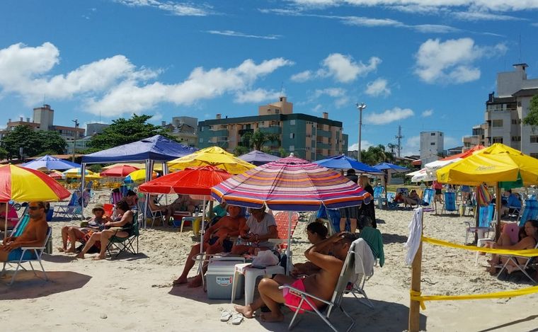Orlando Morales recorrió una Canasvieiras colmada de turistas argentinos.