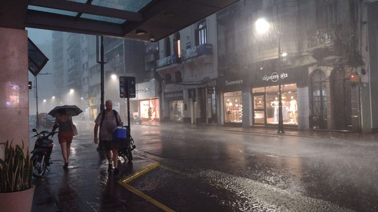 Diluvia en la ciudad de Rosario, fuertes tormentas de viento y lluvia. 