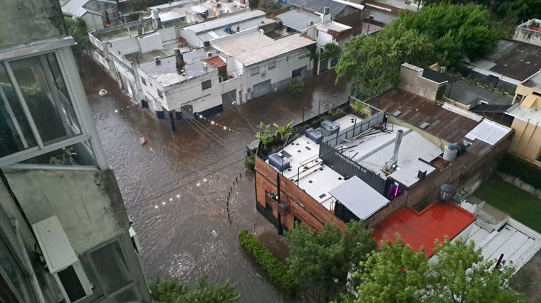 FOTO: Diluvia en la ciudad de Rosario. El barrio Pichincha se encuentra inundado.